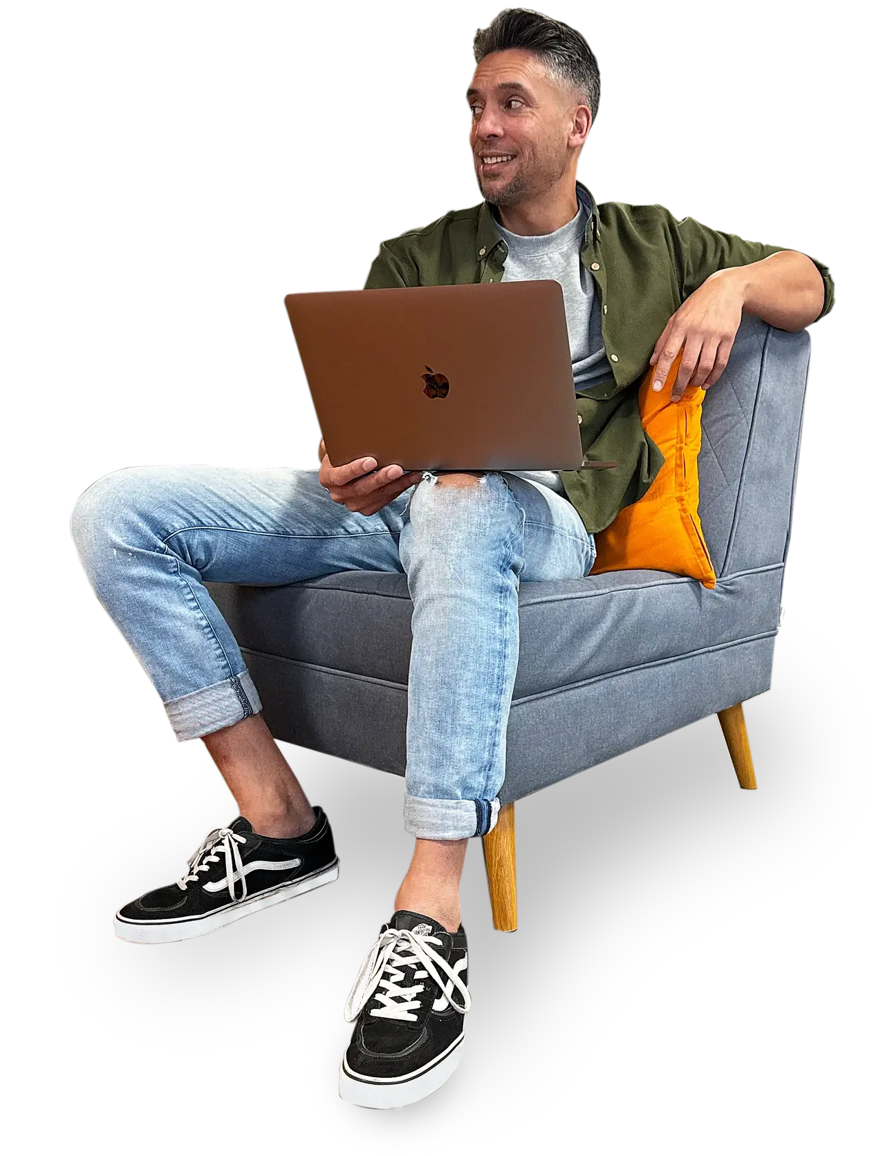 Mickey Aipassa zittend in een fauteuil met een laptop
