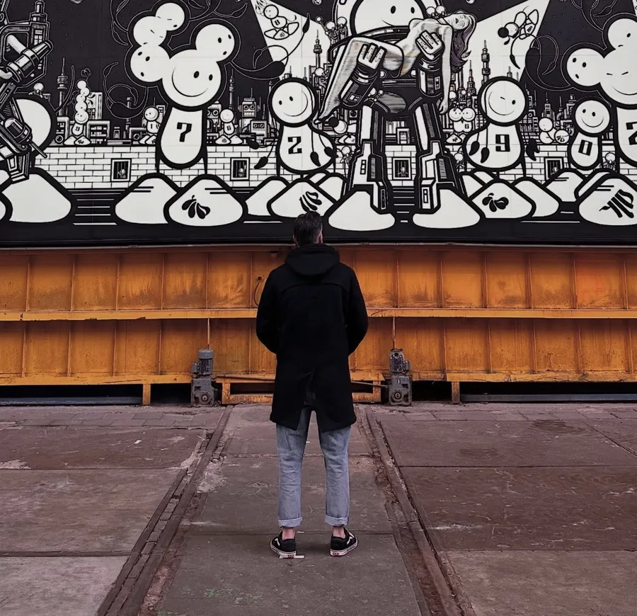 Mickey bij een muurschildering in een museum